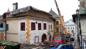 Banka lásky je zachránená: Drevo na dočasnú strechu darovali lesníci a drevári