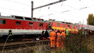 Zrážka osobných vlakov v Bratislave. Zranilo sa 21 ľudí