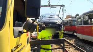 Nehoda v Bratislave. Šofér Peugeotu sa zrazil s električkou
