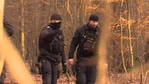 Muž, ktorý v lese napadol ľudí sekerou, sa priznal ku vražde