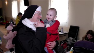 Psychológovia, animátori, mníšky či pedagógovia. Ľudia, ktorí na hraniciach pomáhajú deťom na úteku