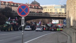 VIDEO:  Farmári zablokovali Most SNP. Posadali si na cestu