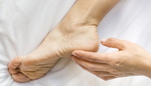 Trápia vás zhrubnuté a drsné päty? Stavte na domáci recept, ktorý ich zjemní na počkanie