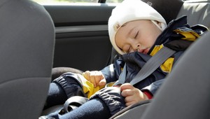 Zlodej ukradol auto. Nevšimol, že v ňom je aj dieťa