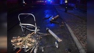 Muža s káričkou zrazilo auto. Pre pár mesiacmi jeho manželku zrazil autobus