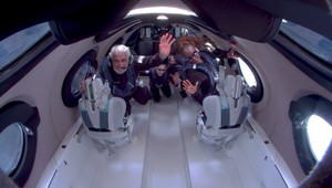 Spoločnosť Virgin Galactic vzala po prvý raz vesmírneho turistu na okraj vesmíru