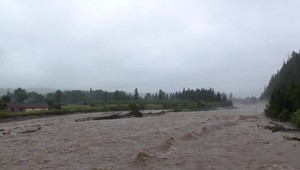 SHMÚ varuje, v štyroch okresoch hrozia povodne. Na severe zasahovali hasiči