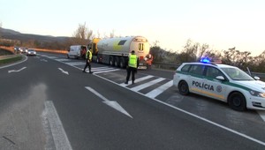 Hromadná zrážka dvoch áut a kamióna s cisternou: Vodič jedného z nich nafúkal 3 promile