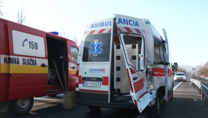Dráma na ceste: Sanitka s pacientmi havarovala pri Banskej Bystrici