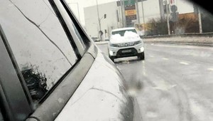 Neodhrnula si sneh zo strechy, zakryl jej za jazdy čelné sklo