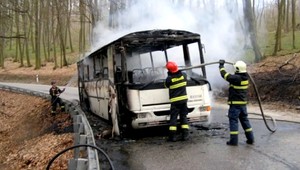 Pri Piešťanoch horel autobus počas jazdy! Nezachránili ho ani hasiči