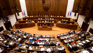 Mimoriadna schôdza pokračuje, opozícia odvoláva premiéra