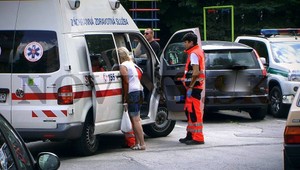 Chlapec (3), ktorý vypadol z okna, bojuje o život