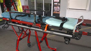 Krvavý útok v bytovke: Syn sa pokúsil zavraždiť mamu nožom, brata, ktorý ju bránil, dokopal