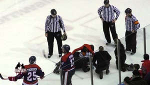 Hokejový rozhodca skončil po kolízii s hráčom v bezvedomí!