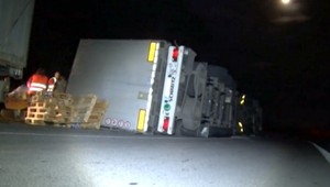 Pri Turčianskych Tepliciach sa prevrátil kamión, drogéria skončila v priekope