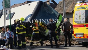 Pri Dobrej Nive havaroval autobus so 16 ľuďmi, zasahoval aj vrtuľník