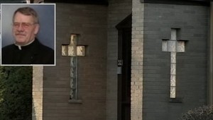 Zvrhlý kňaz pozeral v kostole detské porno!