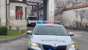 Kriminalisti obvinili muža z útoku na policajtov. Skončil v putách