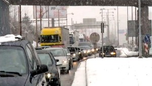 Kamióny zablokovali Strečno, tvorili sa kilometrové kolóny