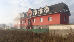 V bratislavskej Dúbravke pre požiar uzavreli ulicu