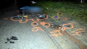 Vodič zrazil cyklistu (†35), pátra po ňom polícia