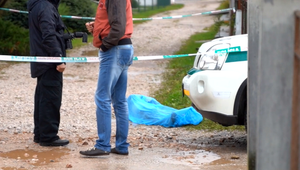 Popíjal s miestnymi, no domov sa už nevrátil. Záhadná smrť v uličke pri stanici prináša množstvo otáznikov