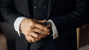 Prečo sú pokazené hodinky v móde? Vieme odpoveď