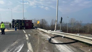 VIDEO: Prevrátený kamión zablokoval diaľnicu D1