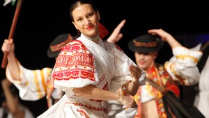 Slovenský folklór v Štrasburgu. Priniesol ho tam súbor Lúčnica