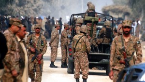 Pri útoku Talibanu na armádnu základňu zahynulo 140 vojakov