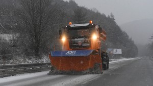 Soroška ostáva otvorená, no vietor láme stromy. Polícia apeluje na opatrnosť
