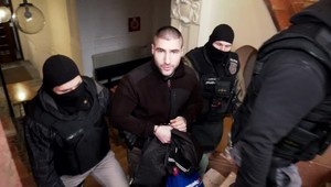 Bratom obvinených z vraždy a drogovej trestnej činnosti polícia klepla po prstoch