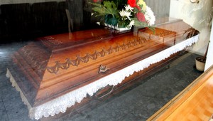 Svojský lekár babkám radí: Kúpte si truhlu, začnite si zvykať!