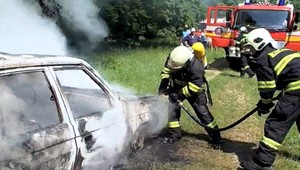 Panika v lese pri Banskej Bystrici. Auto začalo za jazdy horieť