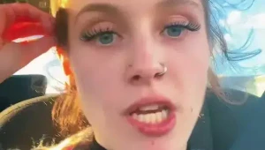 Mamička dojčí veľkú dcéru na verejnosti: Nazývajú ma pedofilkou, ale neodradia ma!