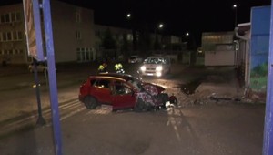 Mladý opitý vodič narazil do mliekarne. Ratoval ho SBS-kár