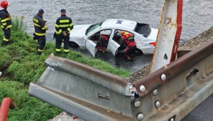 Auto sa zrútilo zo 7-metrovej výšky do rieky. Vodič z miesta nehody ušiel
