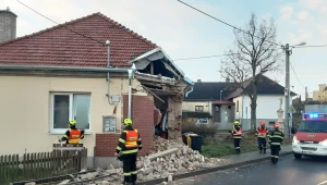 Zle zabrzdený autobus s cestujúcimi narazil do rodinného domu
