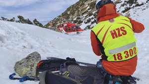 Lyžiar a snowboardista pod Chopkom bojovali o život