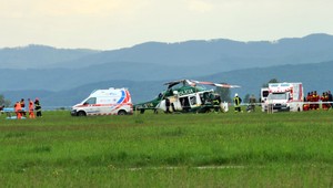 Jedného zo zranených policajtov pustili domov