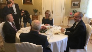 Prezidentka absolvovala obed so svojimi predchodcami. Schuster si vtipne doberal Gašparoviča