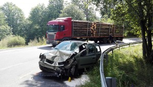 Zrážka auta a kamiónu pri Vernári, na mieste zasahoval vrtuľník