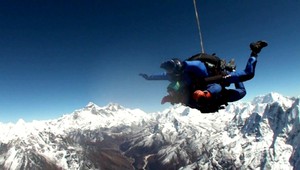 Slováci zoskočili nad Mount Everestom. Padol svetový rekord