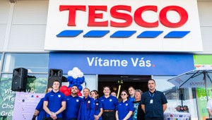 Tesco sa rozširuje a modernizuje od Oravy po juh: Otvára 2 nové predajne a Online Nákupy už pre 85 % Slovákov