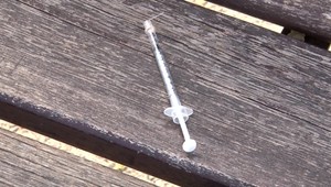 Boj s drogami v hlavnom meste pokračuje. Osadili špeciálny kontajner na striekačky