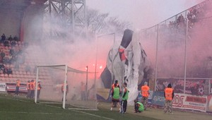 Na futbale Spartak-Slovan sa dymilo, 4 zranení!