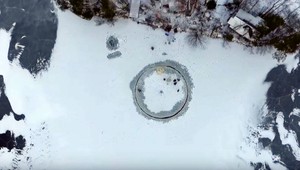 VIDEO: V zamrznutom jazere si vyrezali kolotoč
