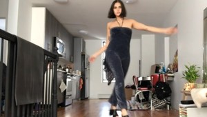 Prvá online módna prehliadka počas koronavírusu: Modelky predvádzali kolekciu zo svojich domovov