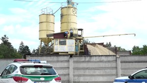 Muž uviazol v stroji na miešanie betónu. Zachrániť sa ho už nepodarilo